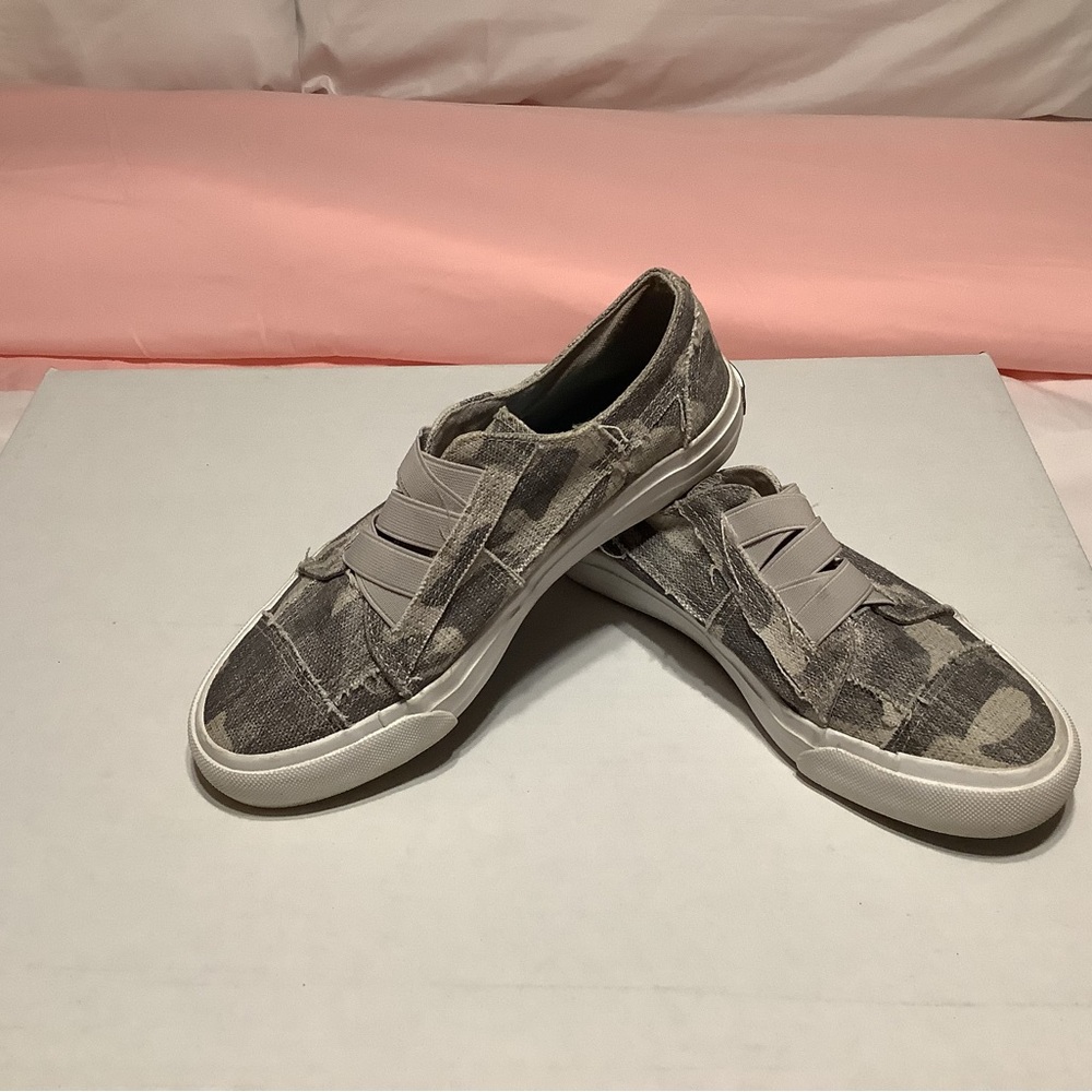Casual Slip-On Sneakers in Gray Camouflage